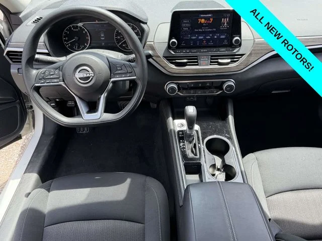 Used 2023 White Nissan 2.5 SV image 2