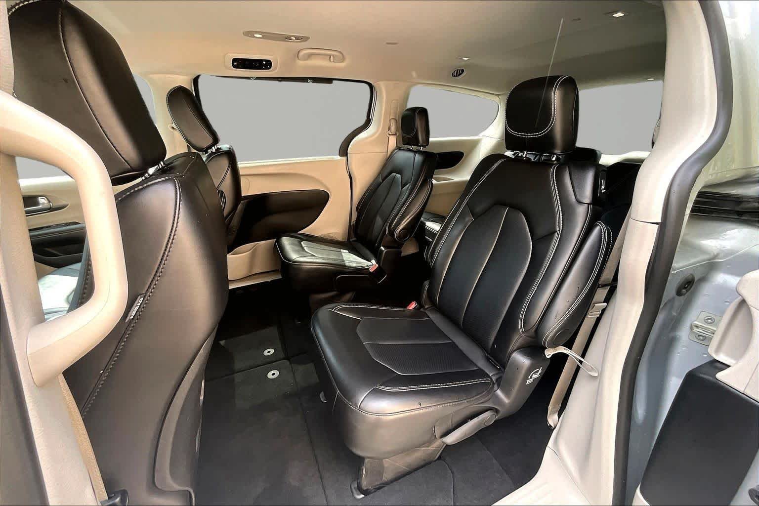 Used 2024 Silver Mist Clearcoat Chrysler Touring L image 21