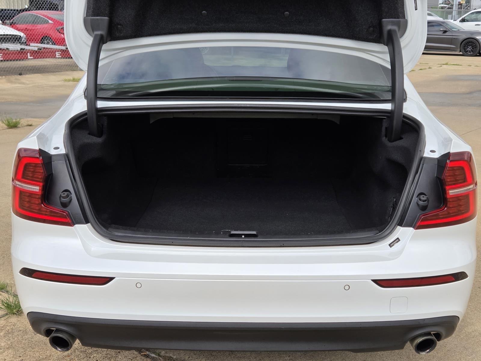 Used 2019 Crystal White Pearl Metallic Volvo Momentum image 11