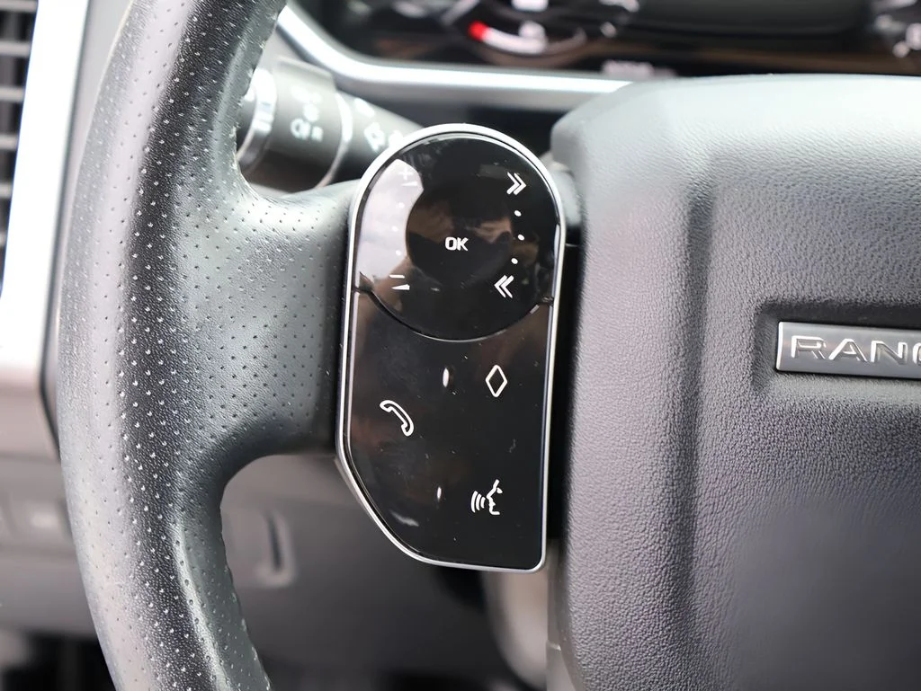 Used 2018 Narvik Black Land Rover HSE image 31