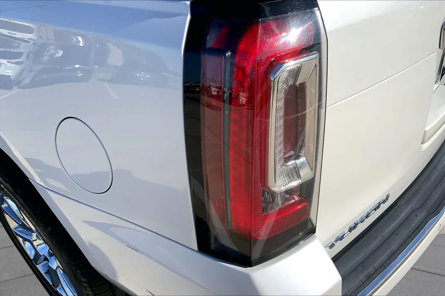 Used 2019 White Frost Tricoat GMC Denali image 28