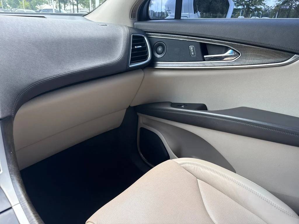 Used 2020 White Lincoln Reserve image 17