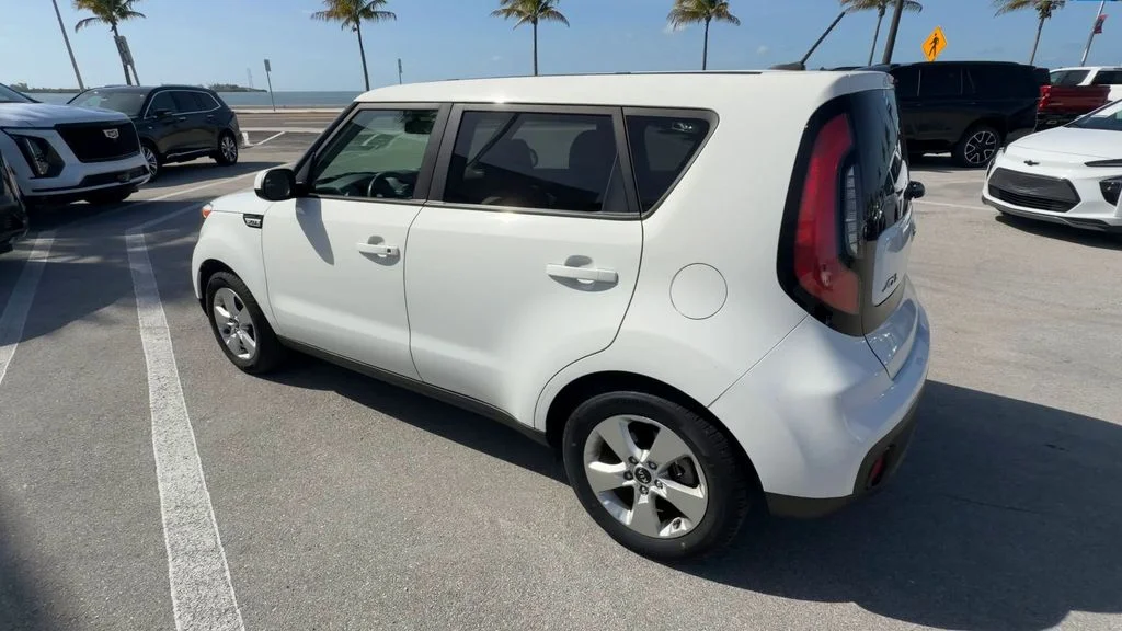 Used 2018 White Kia Base image 6