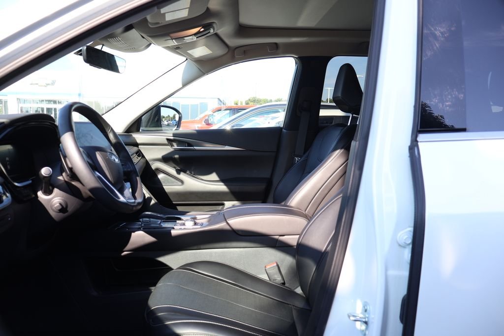 Used 2024 White INFINITI LUXE image 8