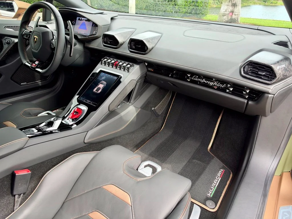 Used 2022 Green Lamborghini  image 21