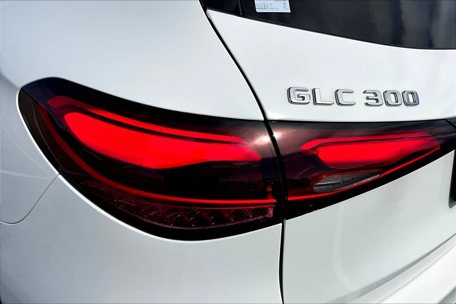 Used 2025 Polar White Mercedes-Benz GLC 300 image 29