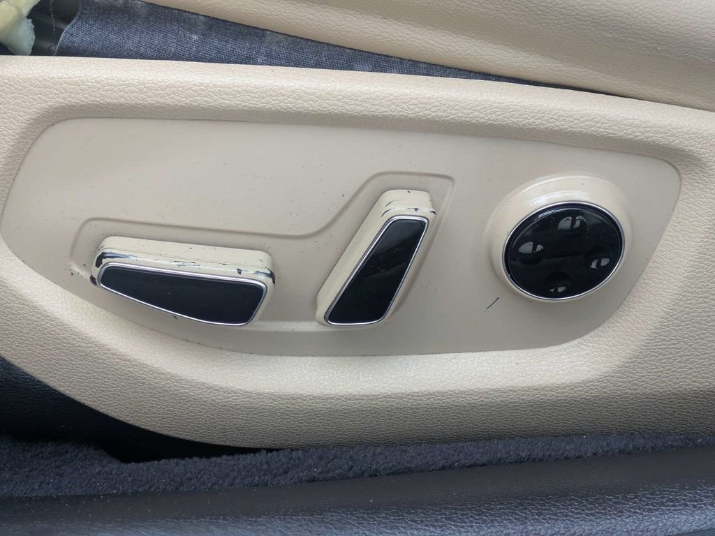 Used 2016 Blue Hyundai 3.8 image 18