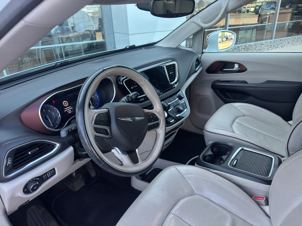Used 2020 Bright White Clearcoat Chrysler Limited image 9