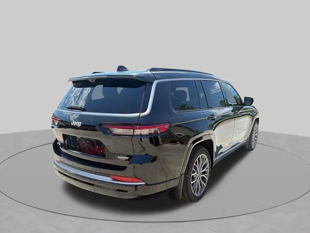 New 2026 Diamond Black Crystal Pearl-Coat Exterior Paint Jeep Summit image 4