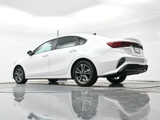Used 2022 Snow White Pearl Kia LXS image 24