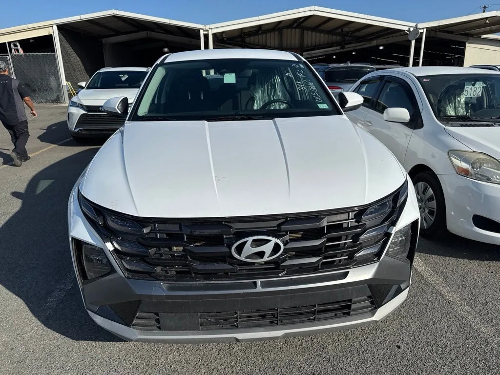 Used 2025 White Hyundai SE image 2