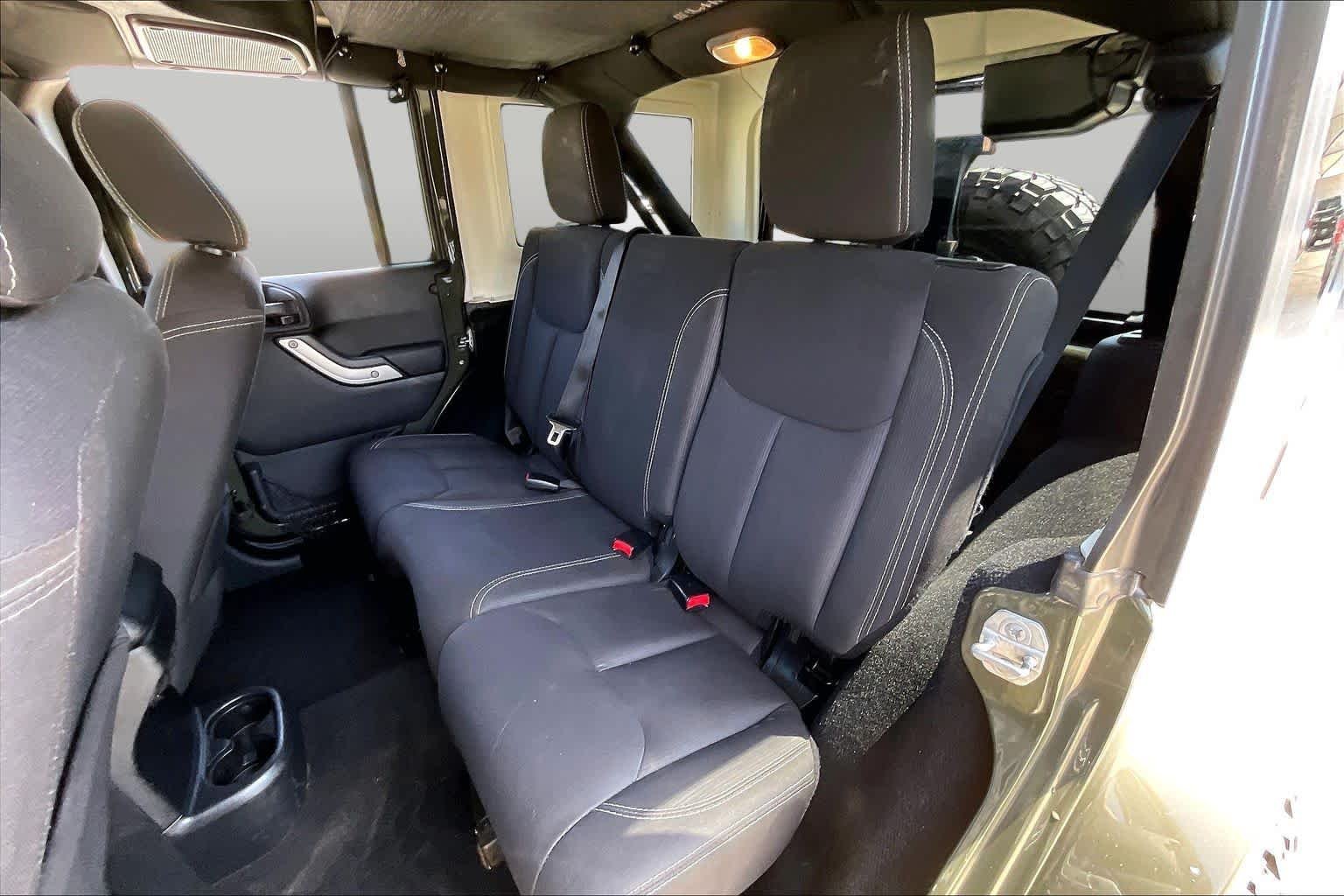 Used 2015 Tank Clearcoat Jeep Sahara image 19