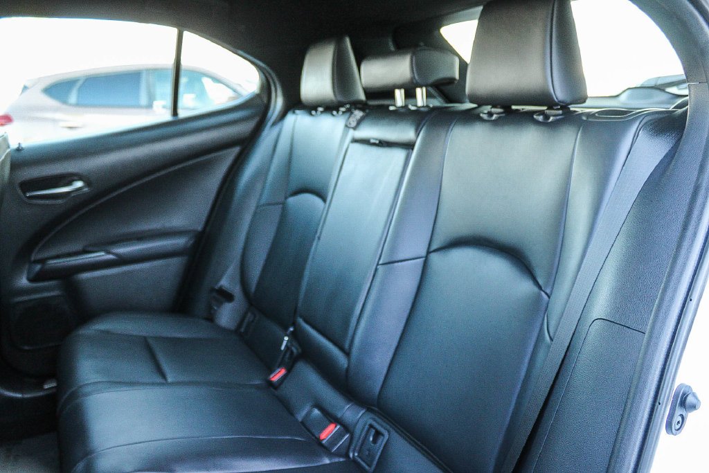 2025 Lexus UX Hybrid 300h - Photo 18