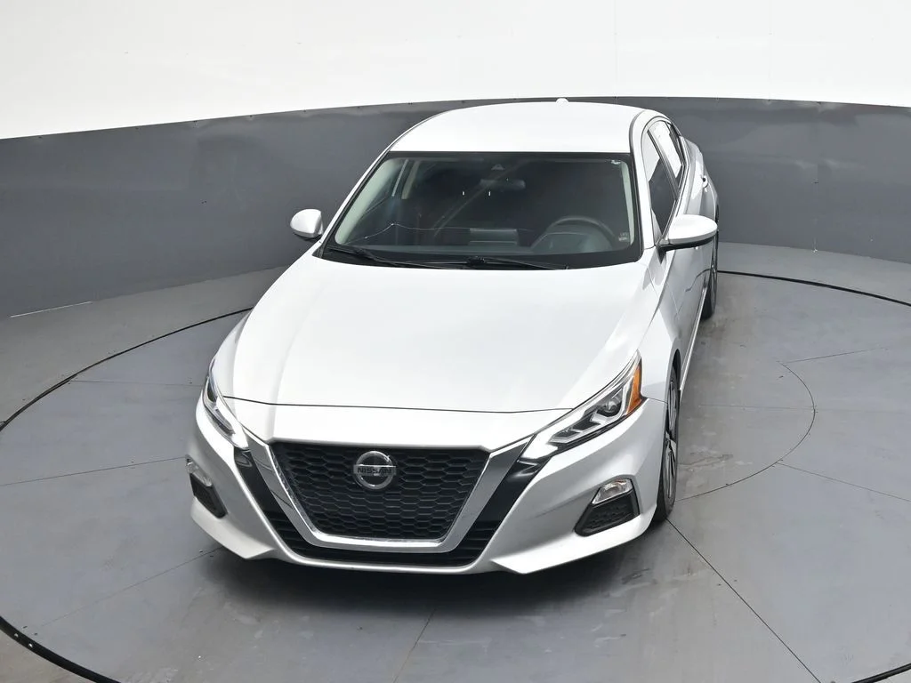 Used 2022 Silver Nissan 2.5 SV image 38