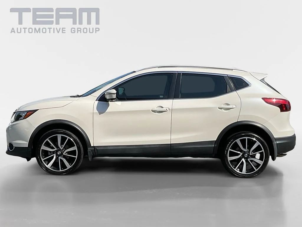Used 2017 White Nissan SL image 4