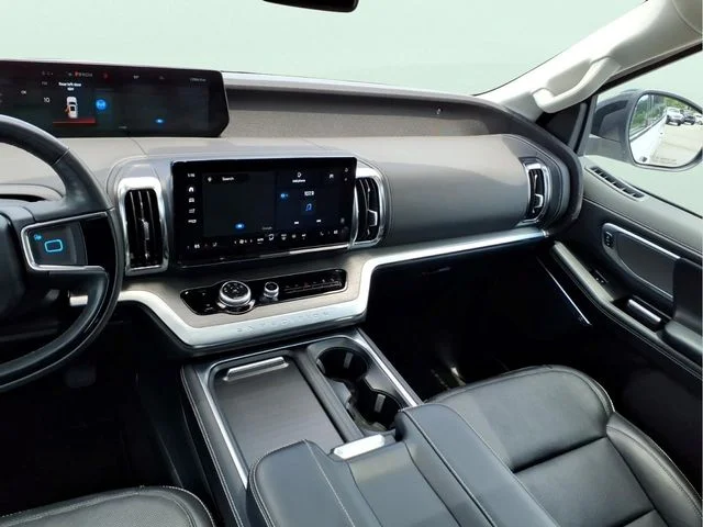 Used 2025 Silver Ford Platinum image 19