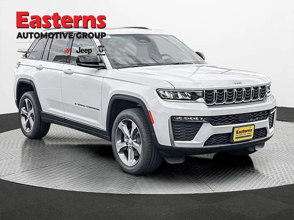 New 2026 Bright White Clear-Coat Exterior Paint Jeep Limited image 4
