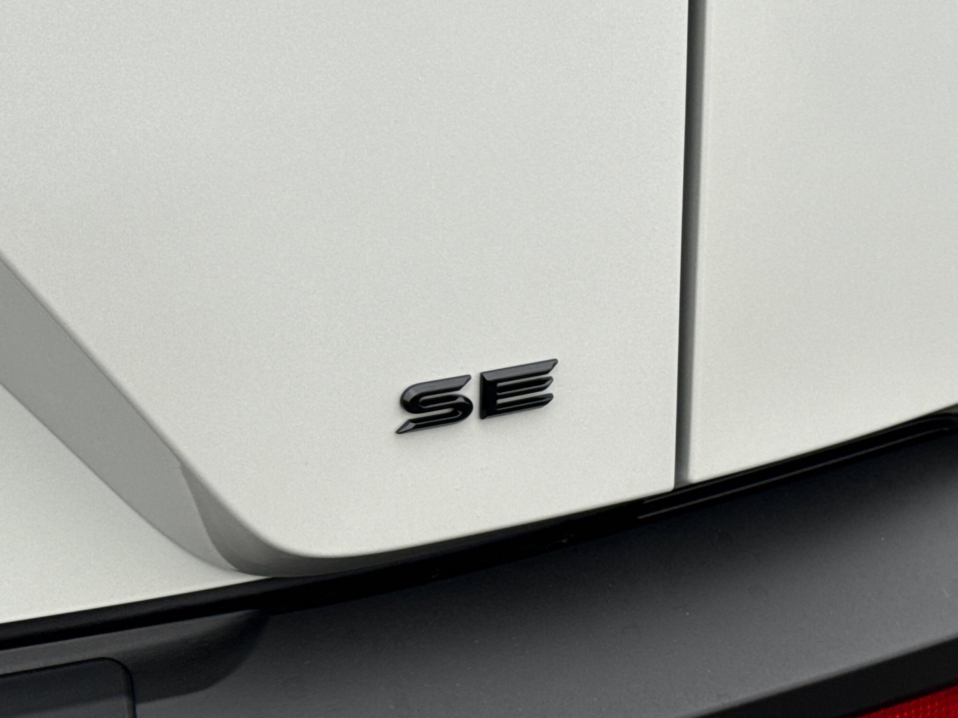 New 2026 Wind Chill Pearl <sup>1</sup> Toyota  SE image 10