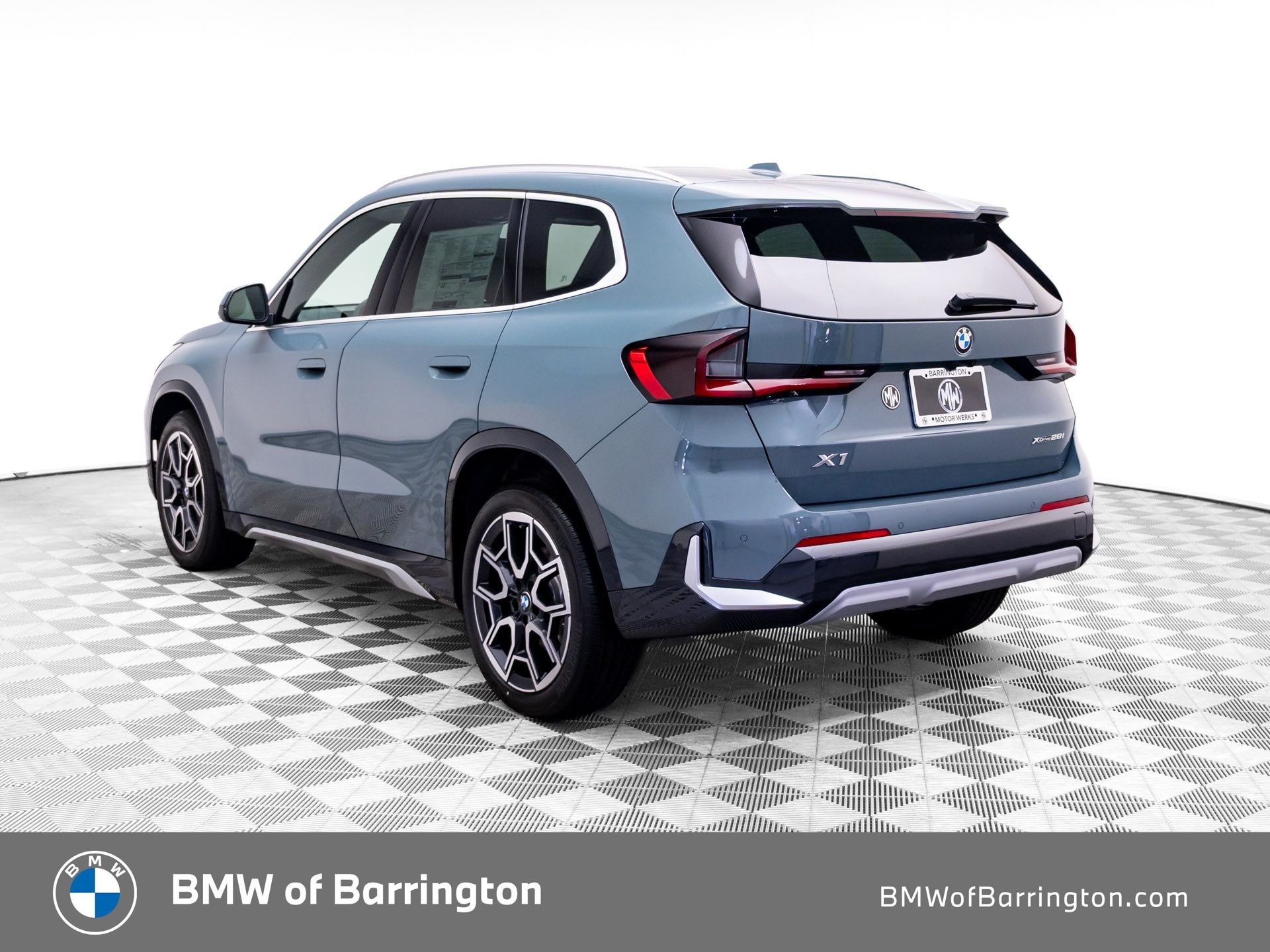 New 2027 Cape York Green Metallic BMW xDrive28i image 3