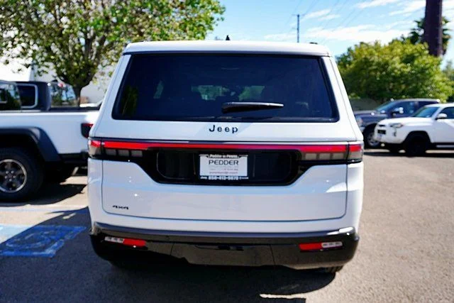 New 2026 Bright White Clear-Coat Exterior Paint Jeep Limited Altitude image 9