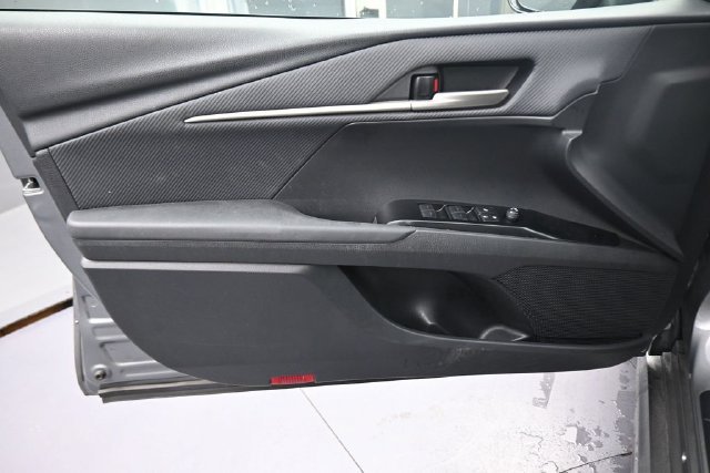 Used 2025  Toyota SE image 21