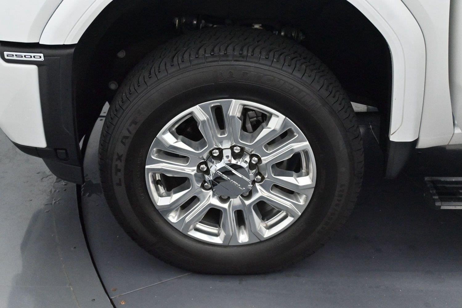 Used 2025 White Frost Tricoat GMC Denali image 31