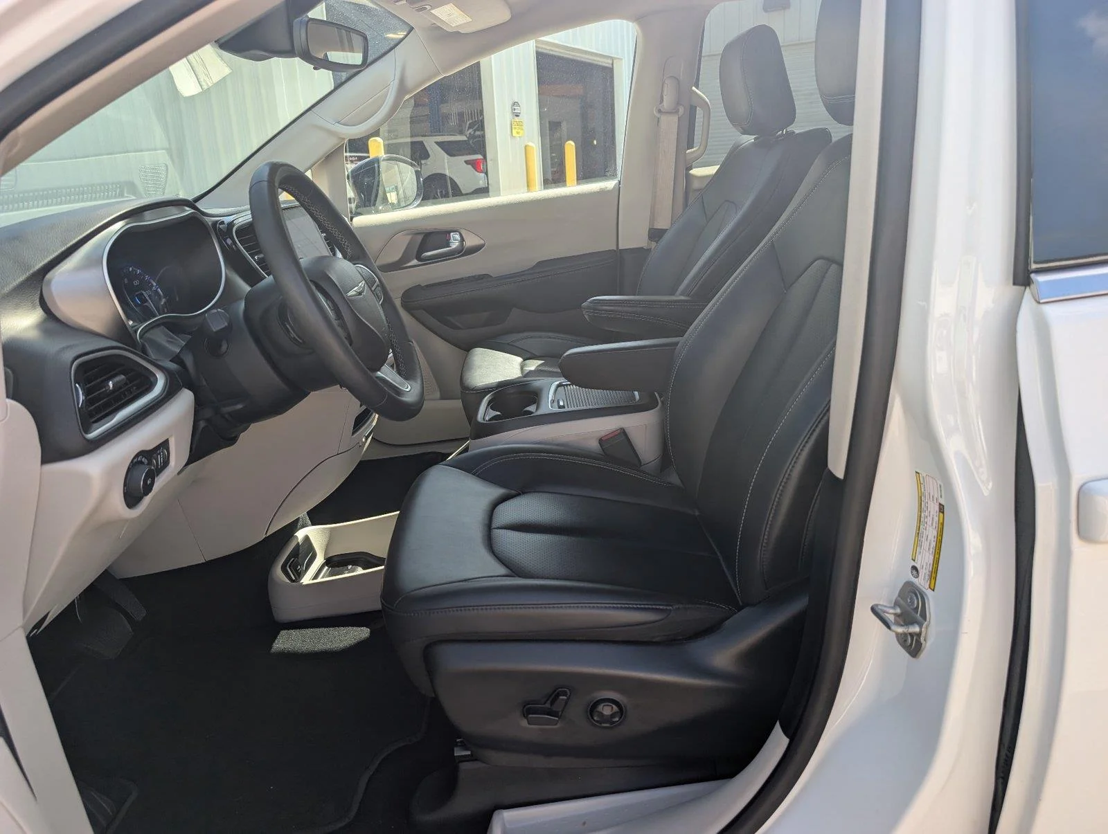 Used 2024 Bright White Clearcoat Chrysler Touring L image 11