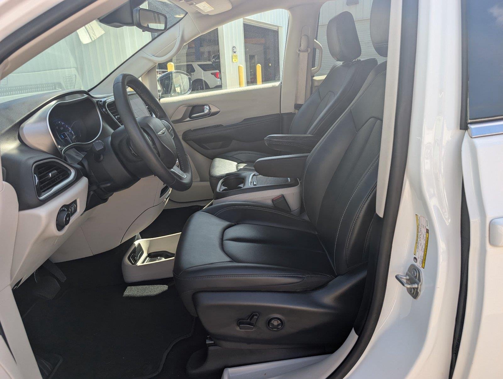 Used 2024 Bright White Clearcoat Chrysler Touring L image 11