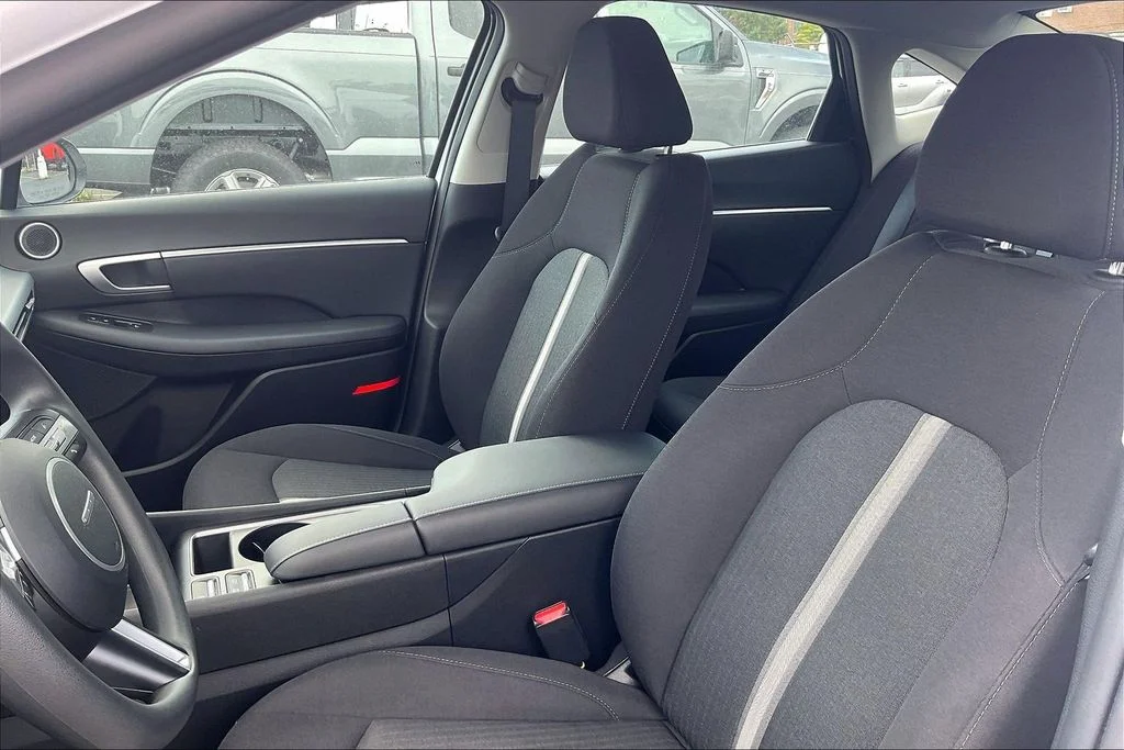 Used 2026 White Hyundai Blue image 23