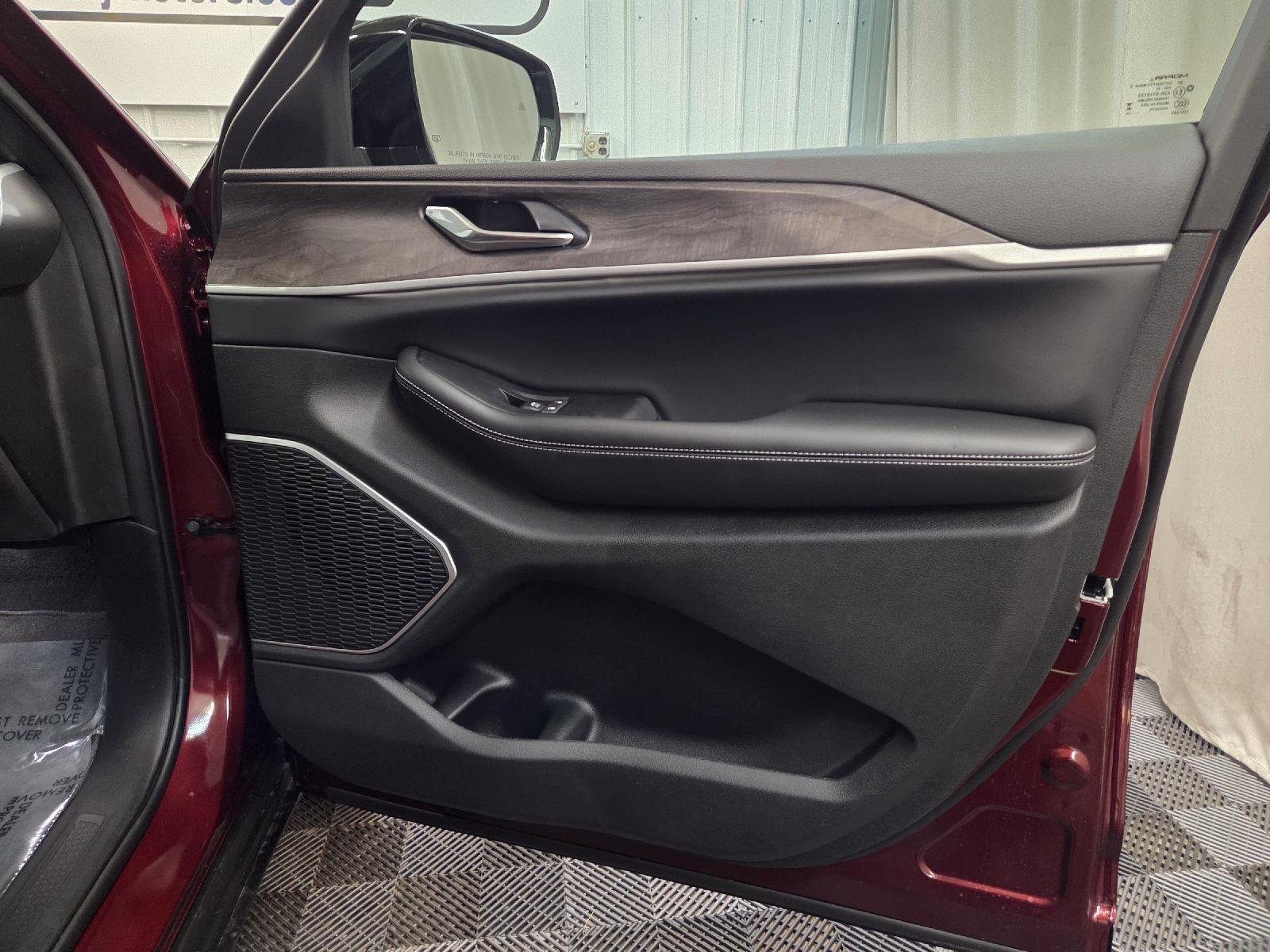 New 2026 Velvet Red Pearl-Coat Exterior Paint Jeep Limited image 39