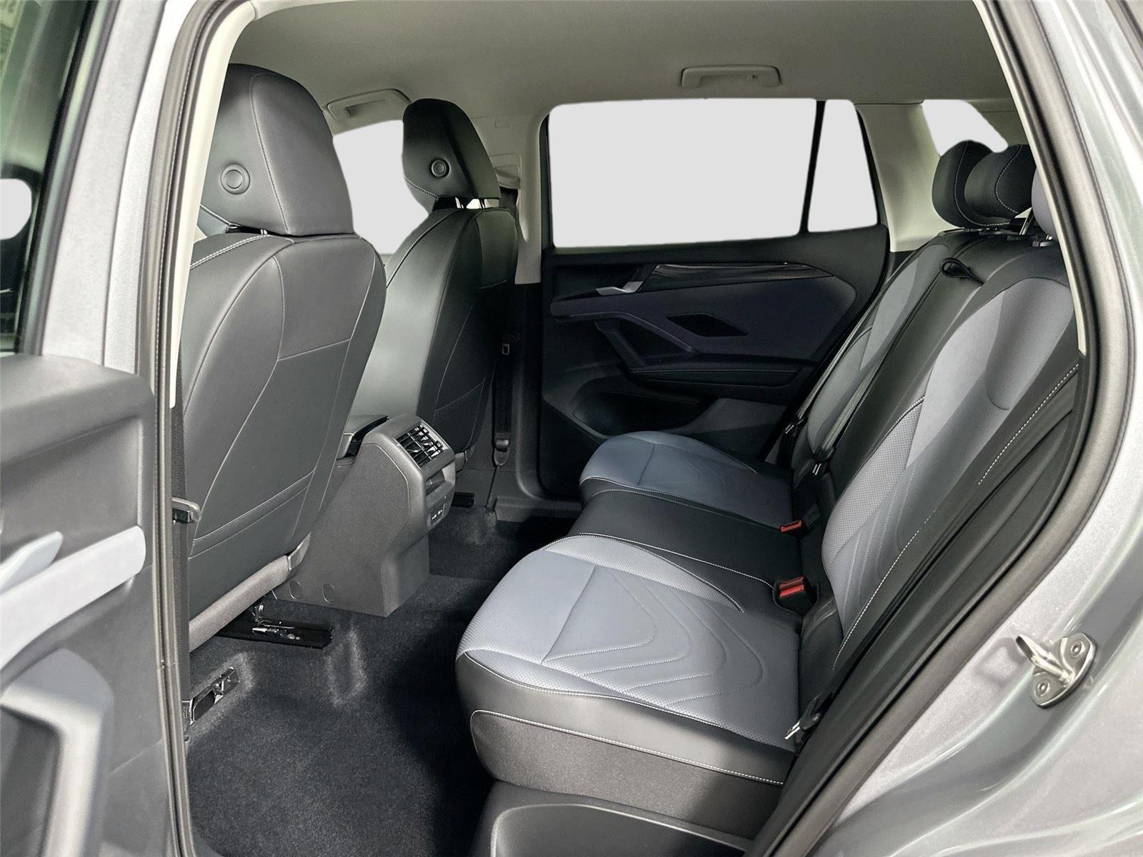 2025 Volkswagen Tiguan SE - Photo 20