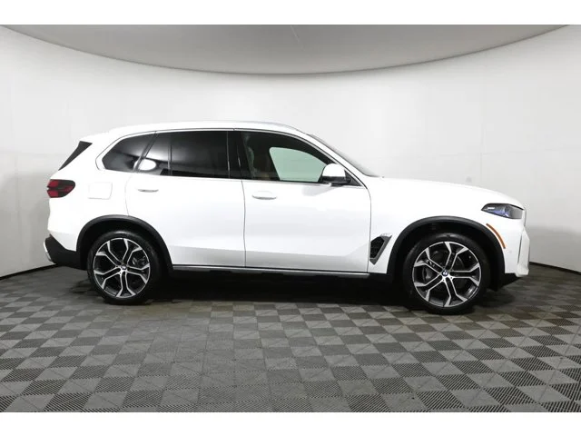 New 2026 Alpine White BMW xDrive40i image 8
