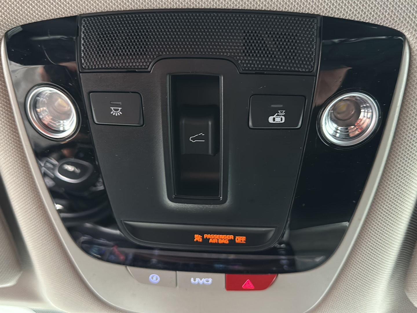 Used 2022 Glacial White Pearl Kia  image 37