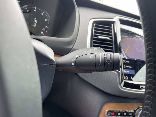 Certified Used 2022 Onyx Black Metallic Volvo T6 Momentum image 27