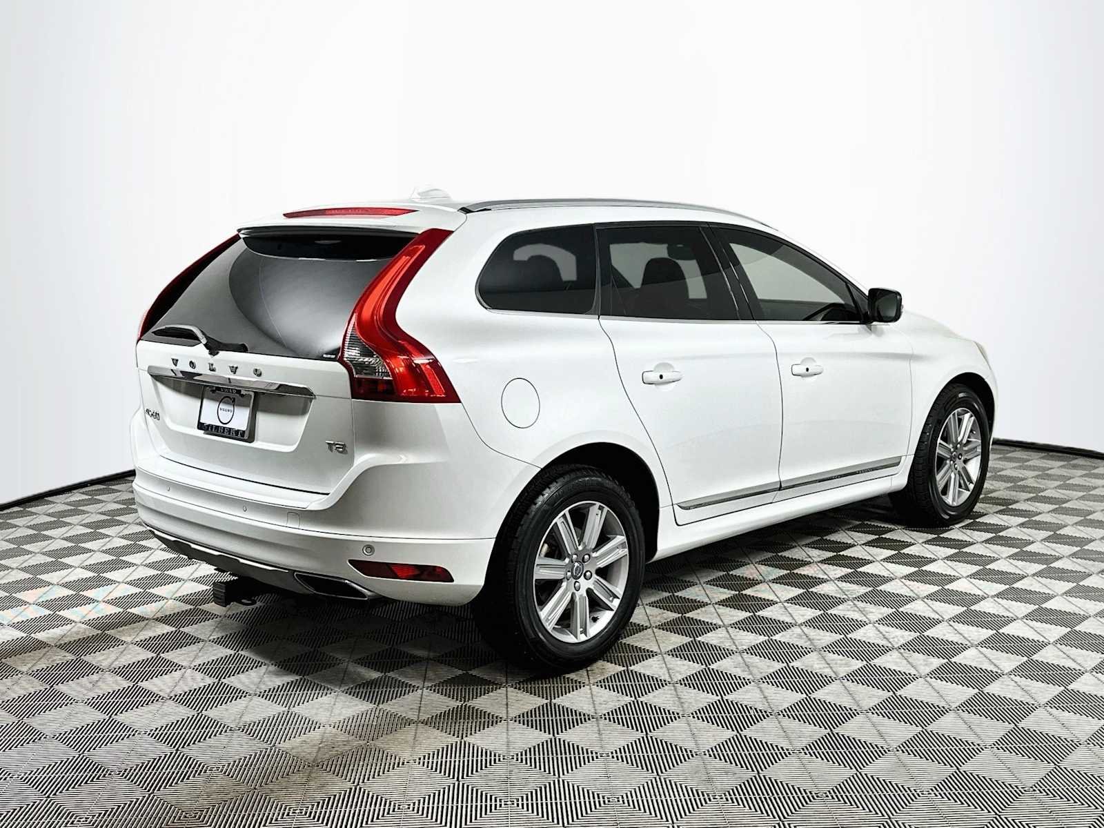 Used 2017 Crystal White Pearl Metallic Volvo Inscription image 7