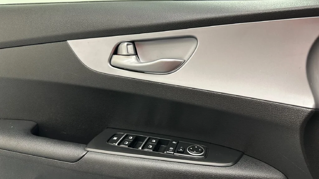 Used 2023 Red Kia LXS image 18