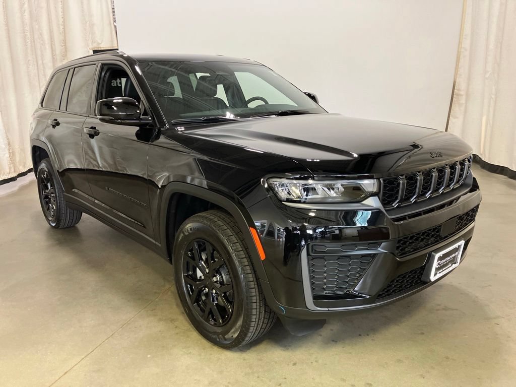 New 2026 Diamond Black Crystal Pearl-Coat Exterior Paint Jeep Laredo Altitude image 1