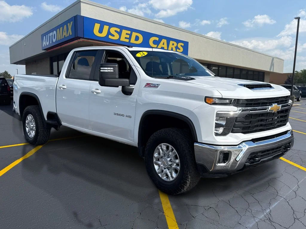 Used 2024 Summit White Chevrolet LT image 4