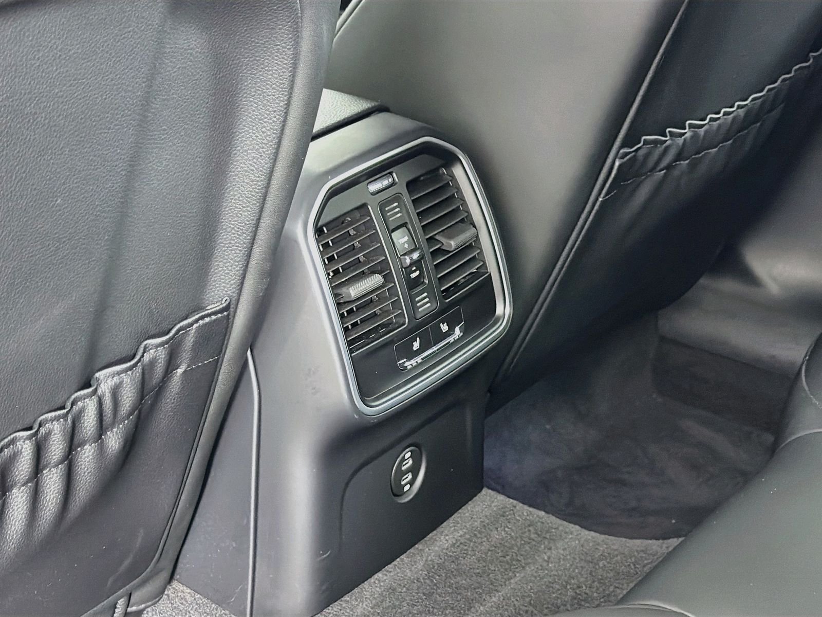 2025 Porsche Macan Base - Photo 28