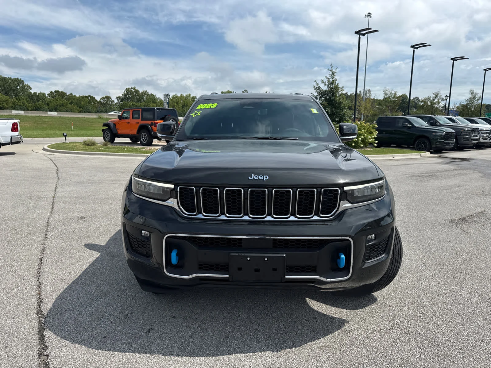 Used 2023 Rocky Mountain Pearlcoat Jeep Overland image 3