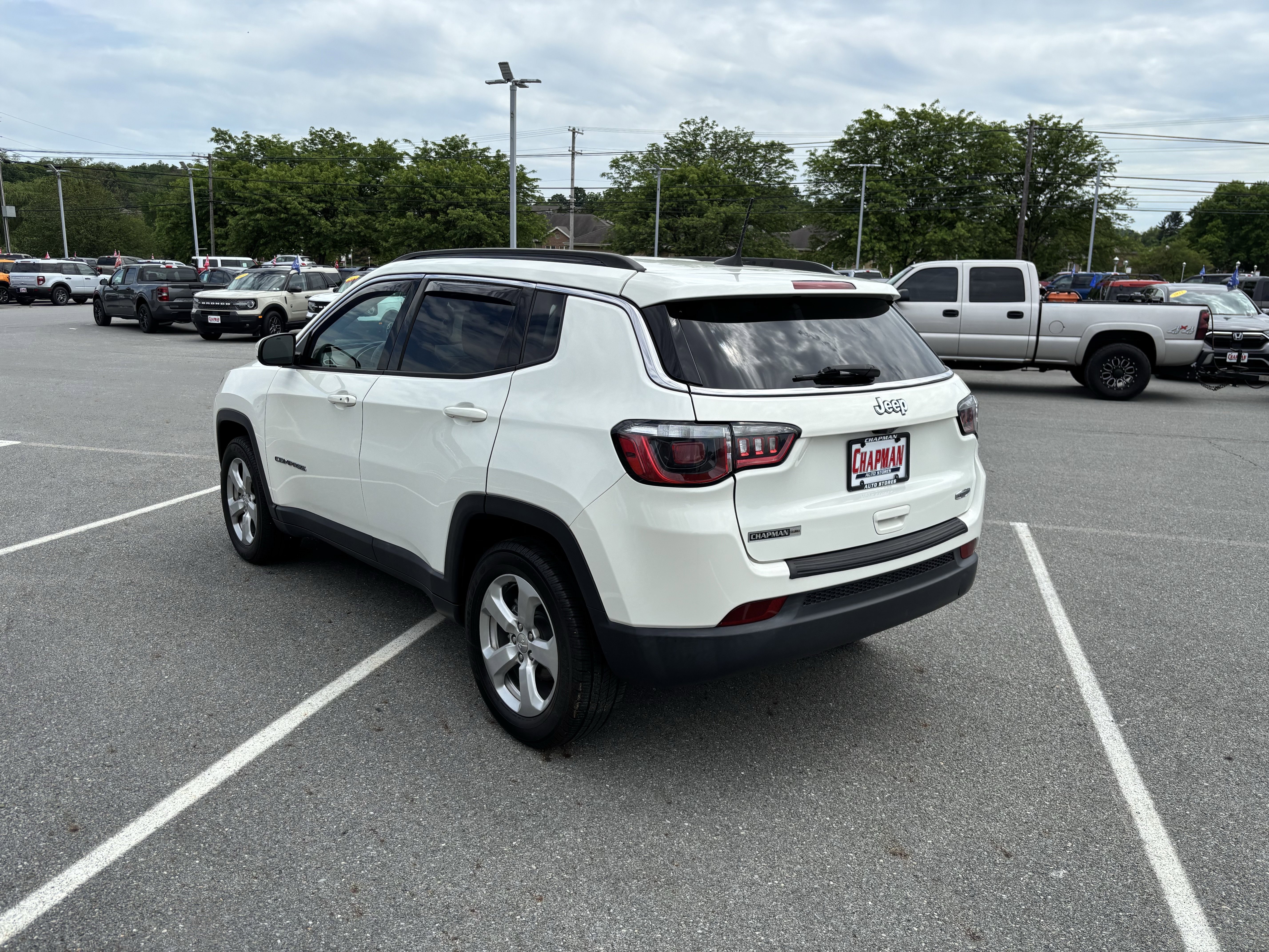 Used 2018 White Clearcoat Jeep Latitude image 5