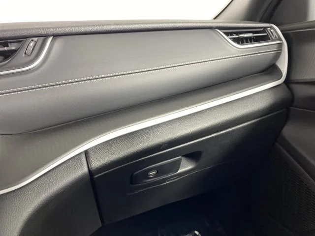 Used 2024 Silver Jeep Altitude X image 31