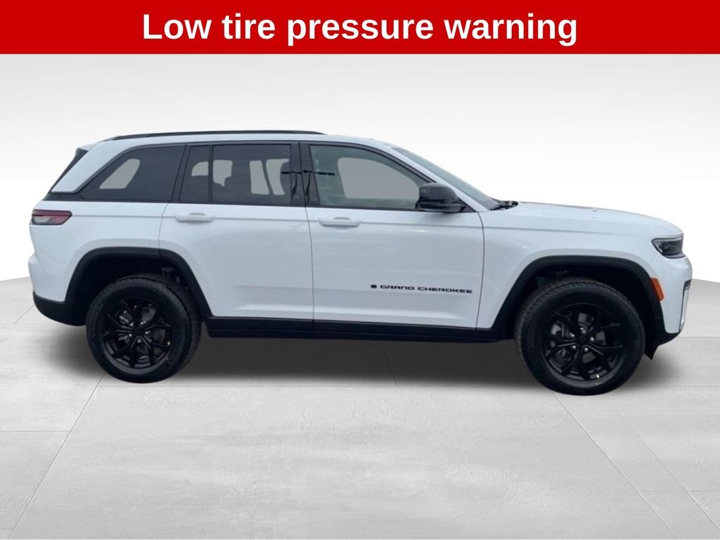 New 2026 Bright White Clear-Coat Exterior Paint Jeep Latitude Altitude image 7