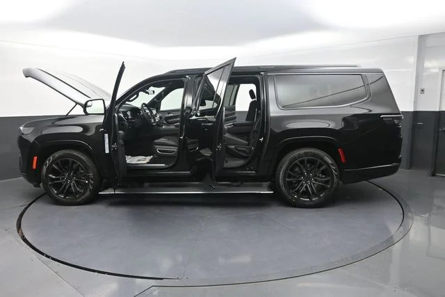 New 2026 High Gloss Black Exterior Paint Jeep Summit Reserve image 38