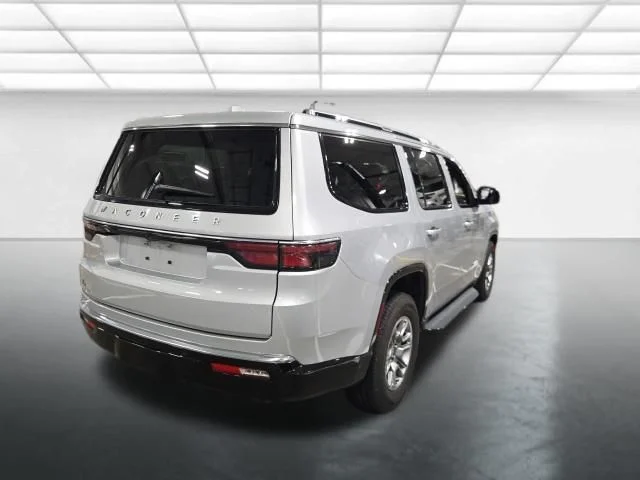 Used 2023 Silver Jeep Base image 4