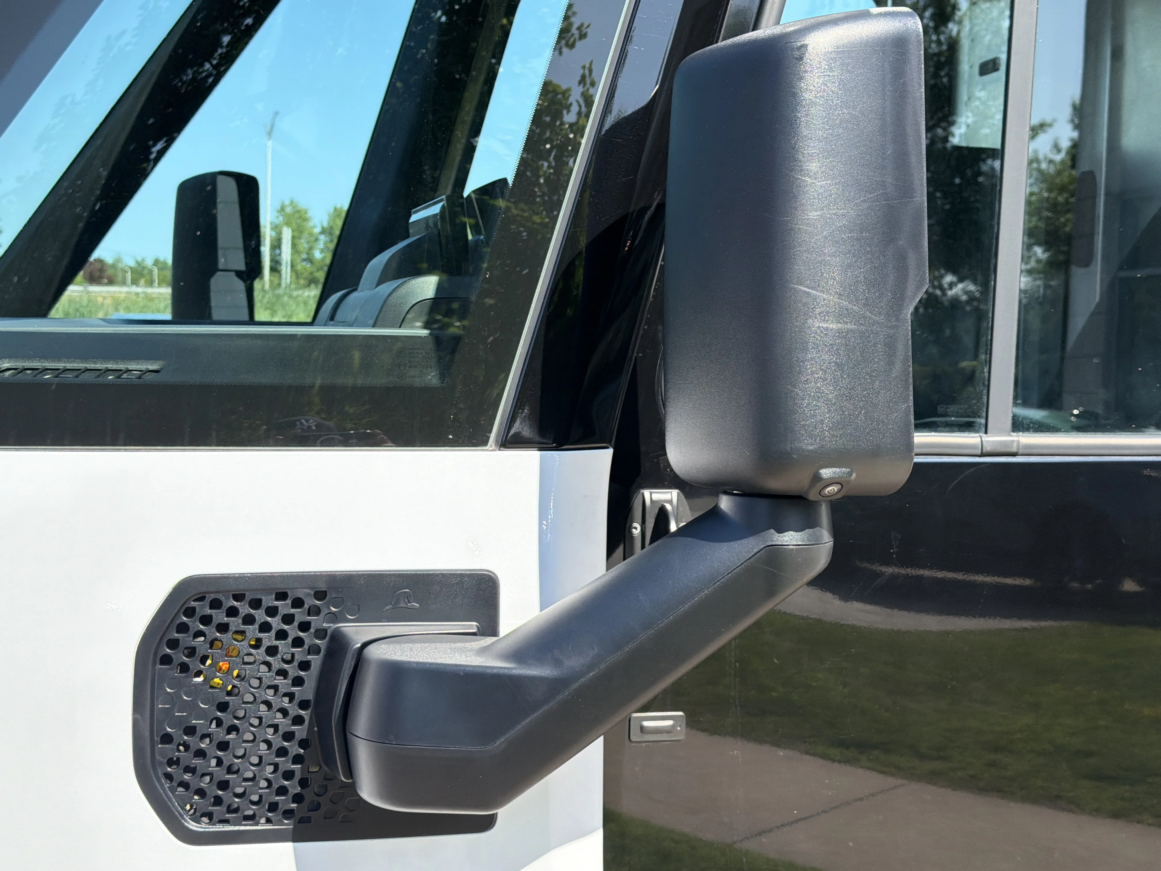 Used 2024 Oyster White BrightDrop 600 EAWD image 12