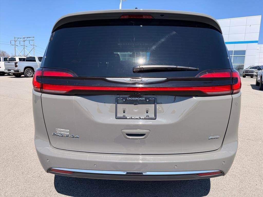 Used 2025 Ceramic Gray Clearcoat Chrysler Select image 4