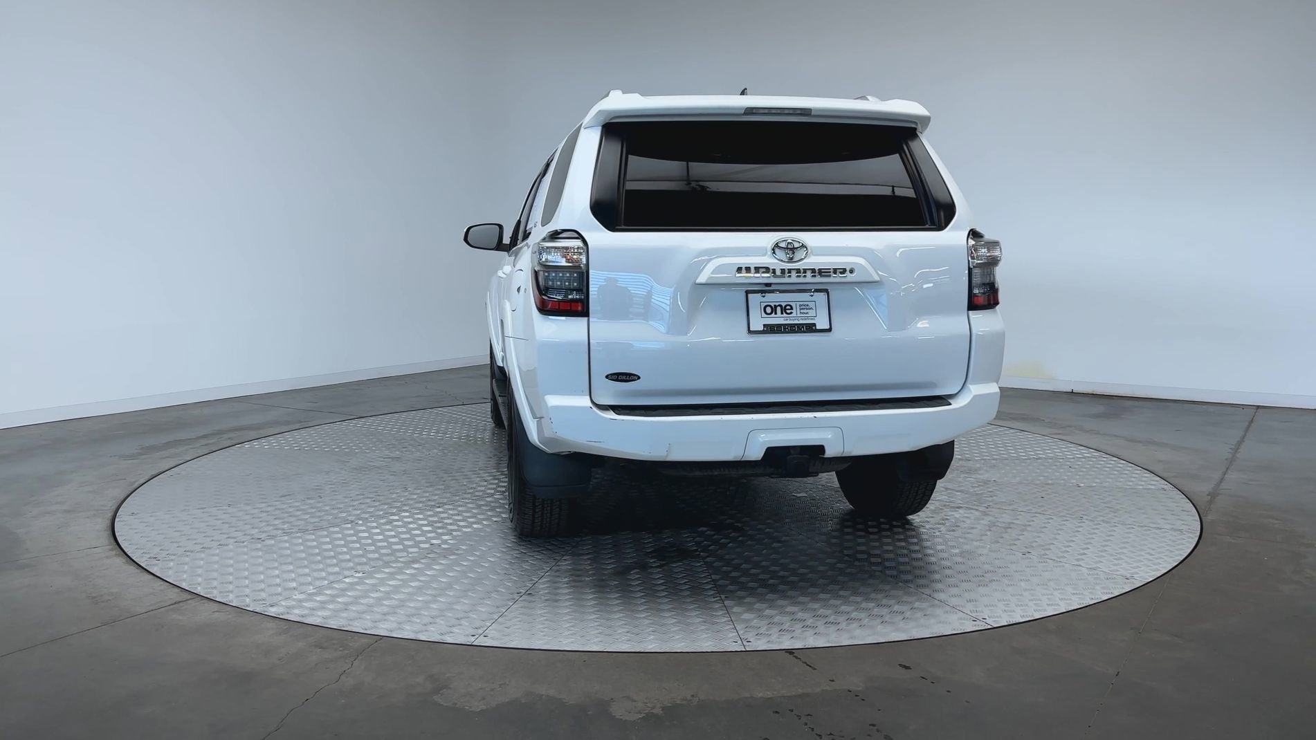 Used 2016 Super White Toyota SR5 image 7