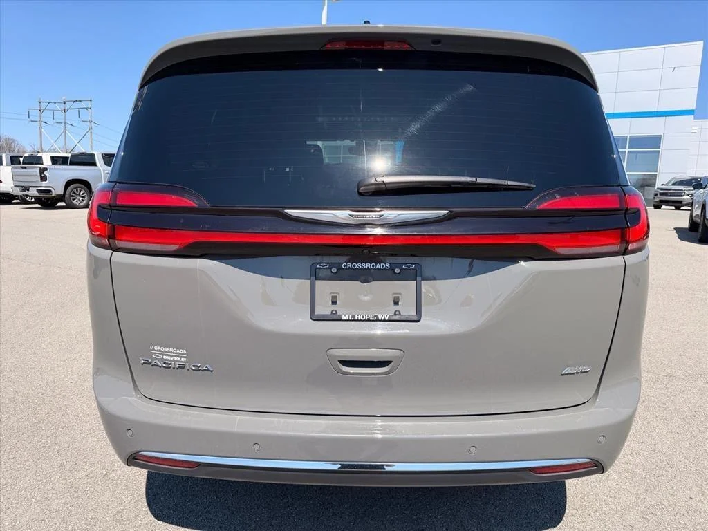 Used 2025 Ceramic Gray Clearcoat Chrysler Select image 4