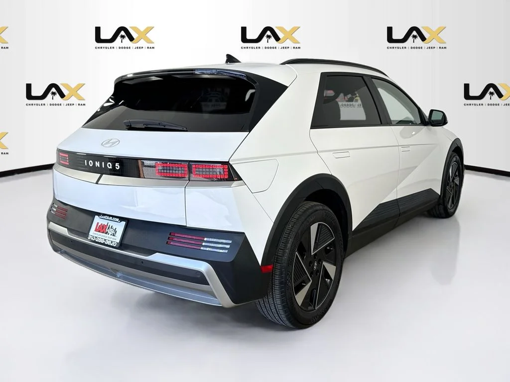 Used 2025 White Hyundai SEL image 7